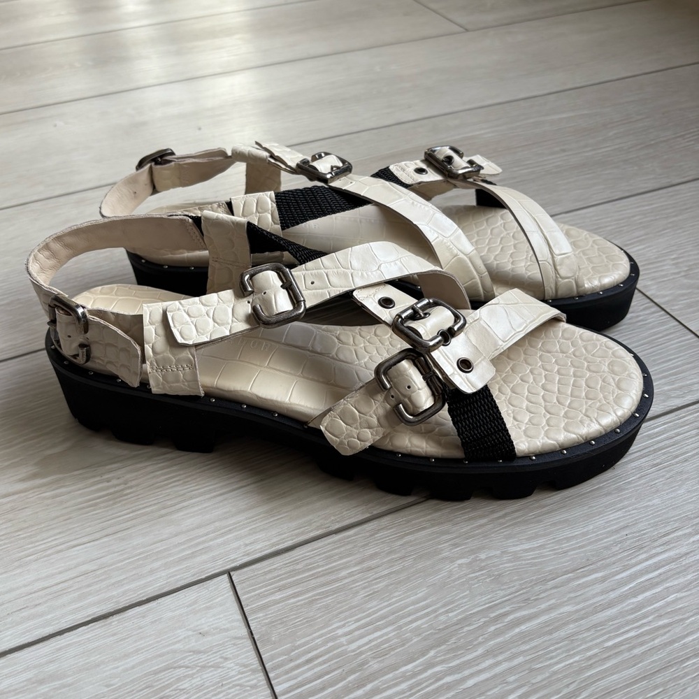 NWT Freda Salvador Flyte Strappy Sandals Bone Croc 9.5